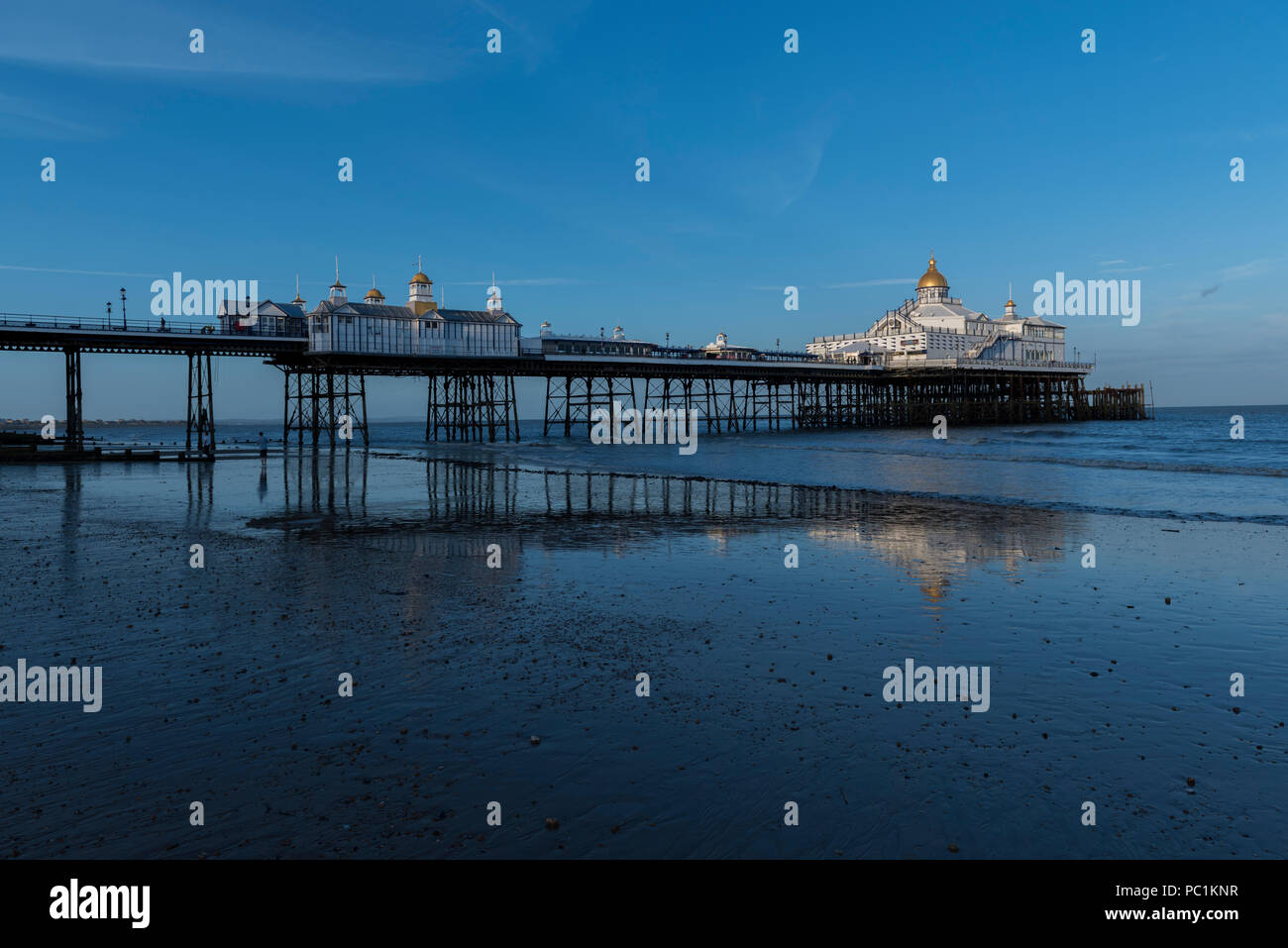 Eastbourne Pier bei Ebbe, an der Südküste der Grafschaft East Sussex im südlichen England, UK. Stockfoto