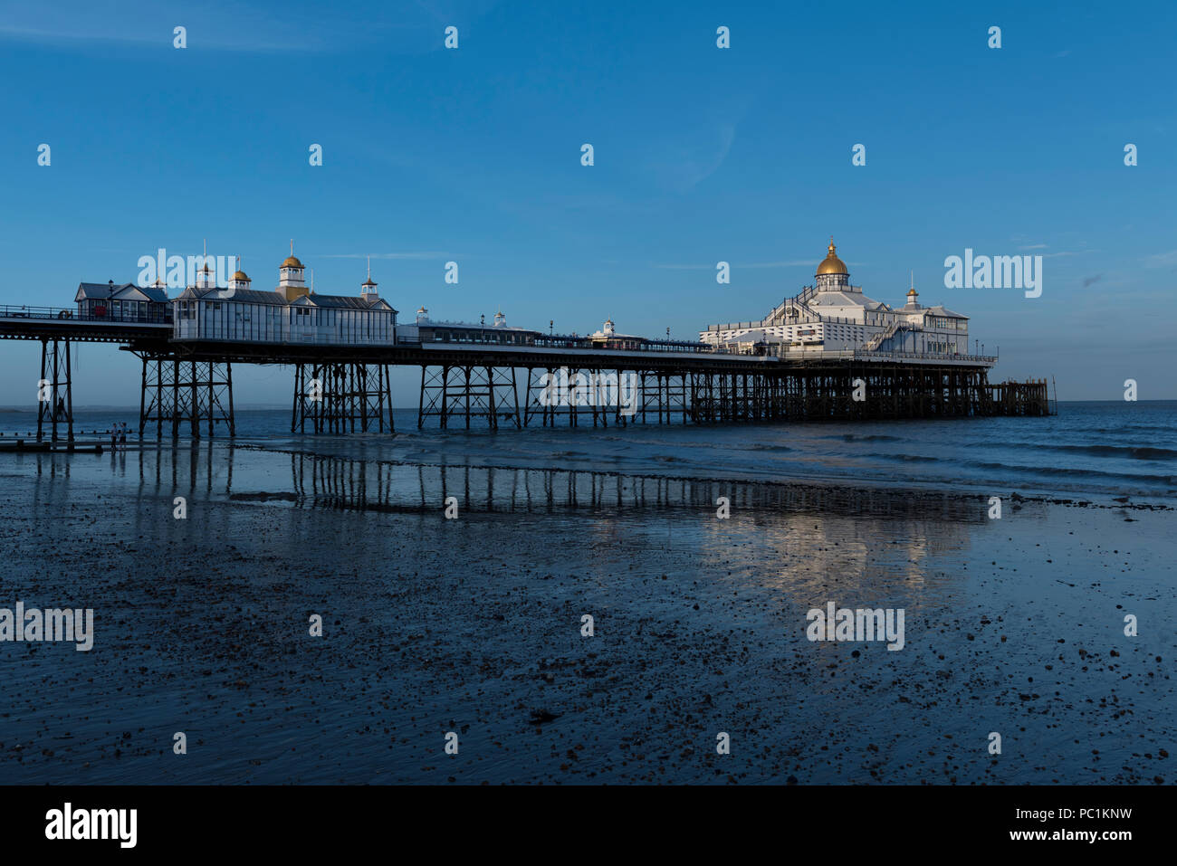 Eastbourne Pier bei Ebbe, an der Südküste der Grafschaft East Sussex im südlichen England, UK. Stockfoto