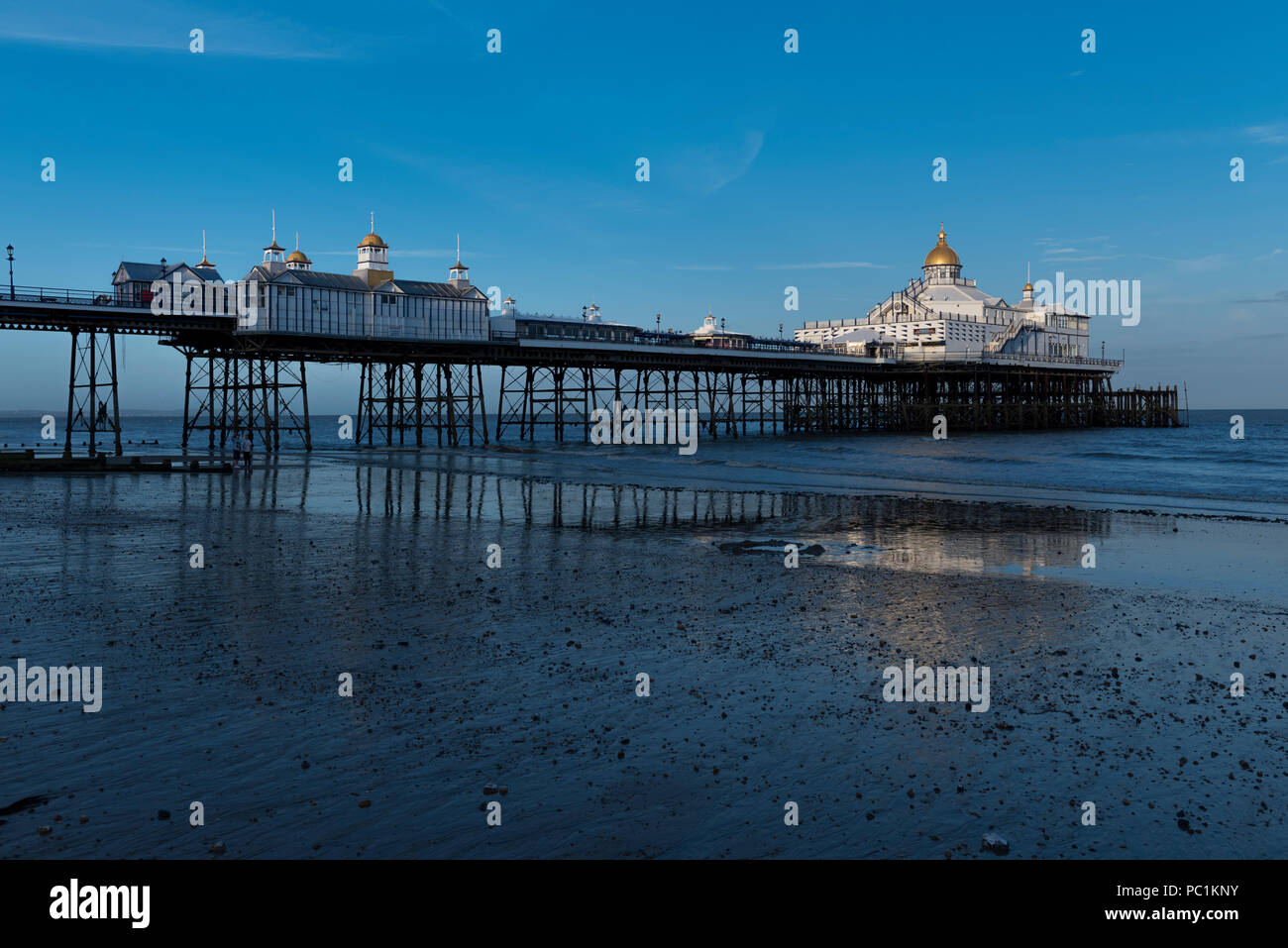 Eastbourne Pier bei Ebbe, an der Südküste der Grafschaft East Sussex im südlichen England, UK. Stockfoto