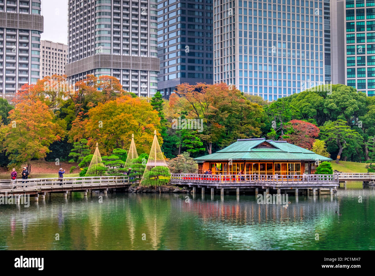 Hamarikyu (auch Hama Rikyu) Ältesten japanischen Garten und modernen Wolkenkratzern von Shiodome, Chuo Bezirk, Tokyo, Region Kanto, Insel Honshu, Japan Stockfoto