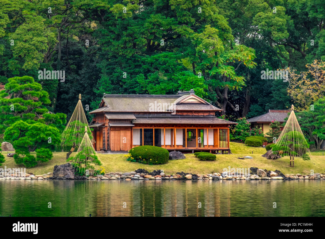Hamarikyu (auch Hama Rikyu) Ältesten japanischen Garten und modernen Wolkenkratzern von Shiodome, Chuo Bezirk, Tokyo, Region Kanto, Insel Honshu, Japan Stockfoto