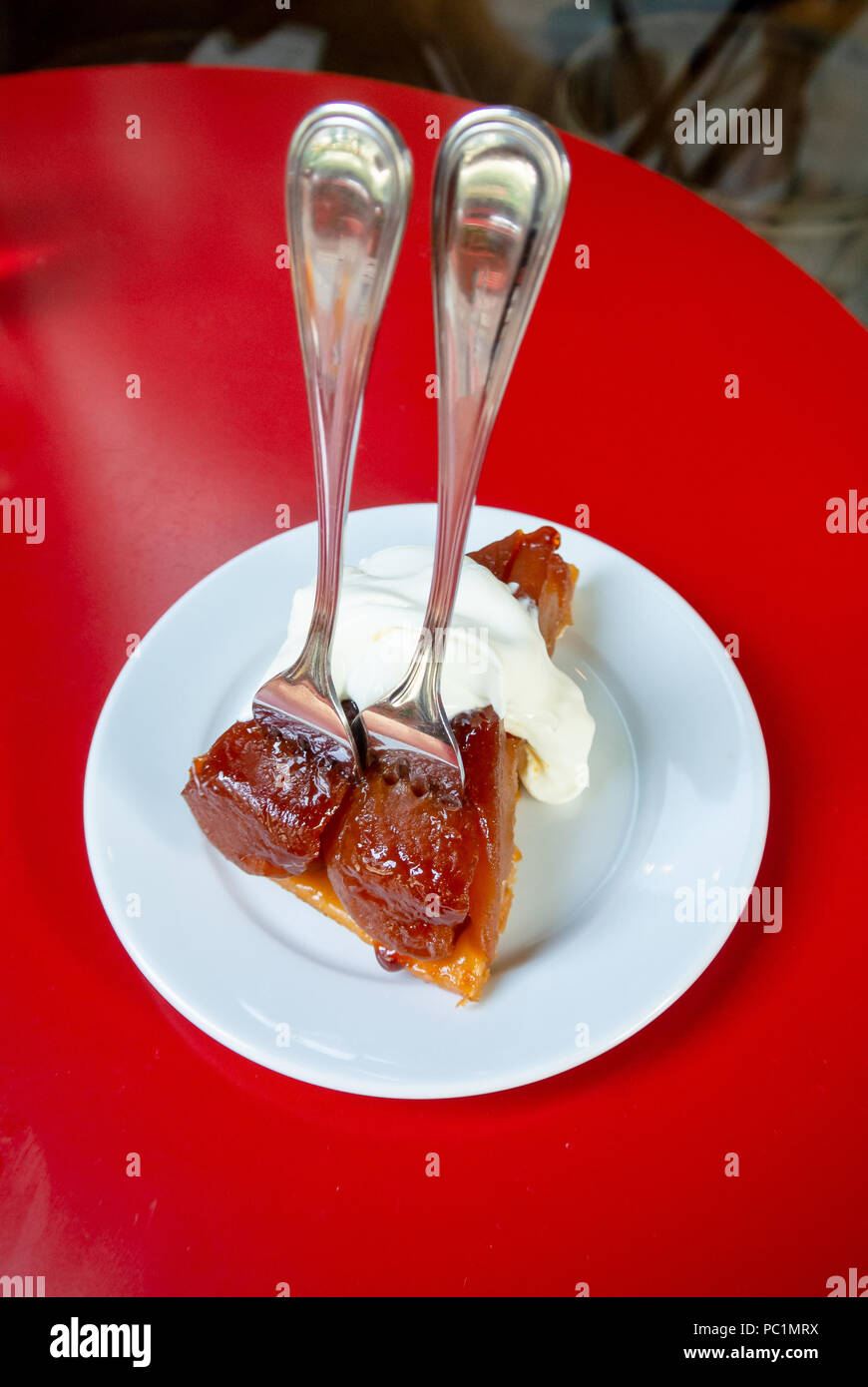 Hausgemachte Tarte Tatin auf dem roten Tisch, ein typisch französisches Gebäck, 2018 Stockfoto