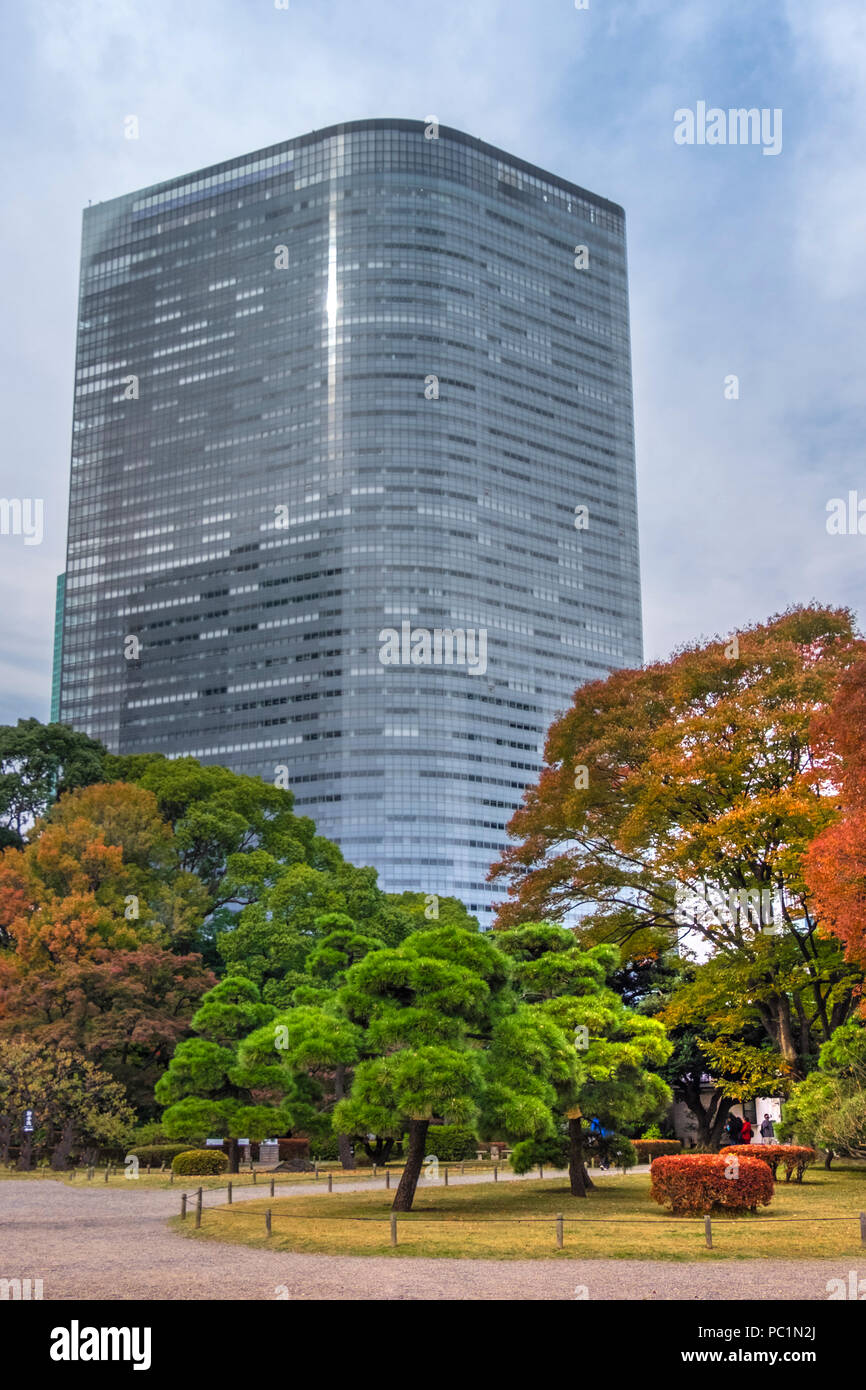 Hamarikyu (auch Hama Rikyu) Ältesten japanischen Garten und modernen Wolkenkratzern von Shiodome, Chuo Bezirk, Tokyo, Region Kanto, Insel Honshu, Japan Stockfoto