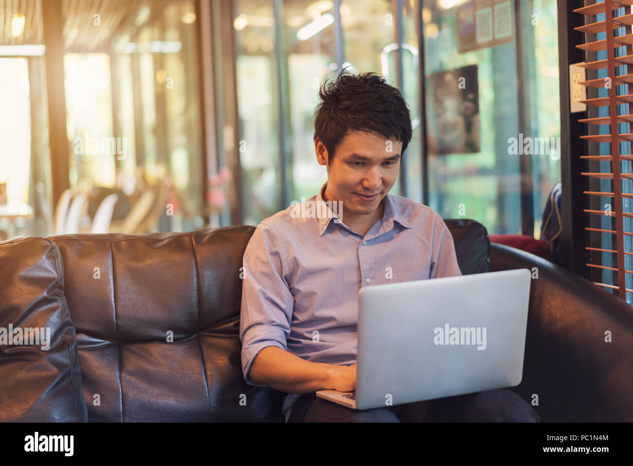 Mann mit Laptop Computer in einem Cafe Stockfoto