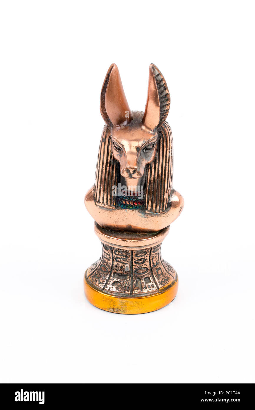 Anubis Figur auf weißem Hintergrund Stockfoto