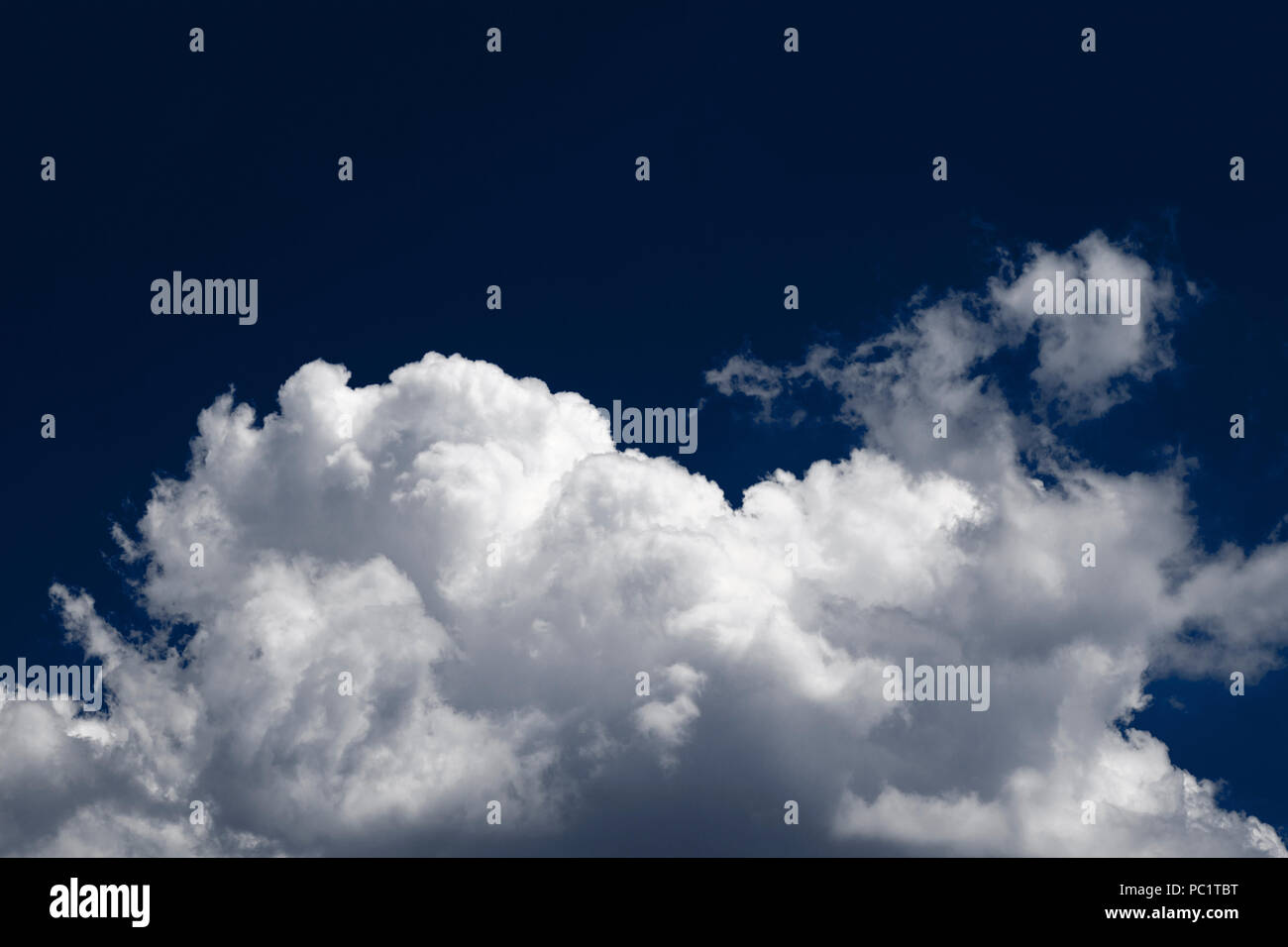 Dramatische Himmel mit stürmischen Wolken. Natur Zusammensetzung Stockfoto