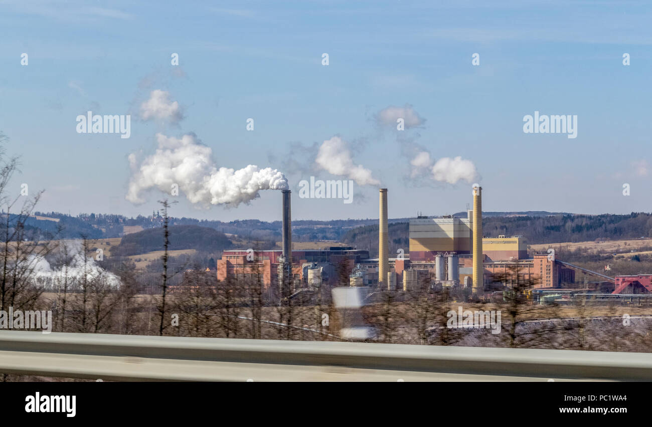 Industrielle Landschaft am Straßenrand in der Tschechischen Republik im Winter Stockfoto