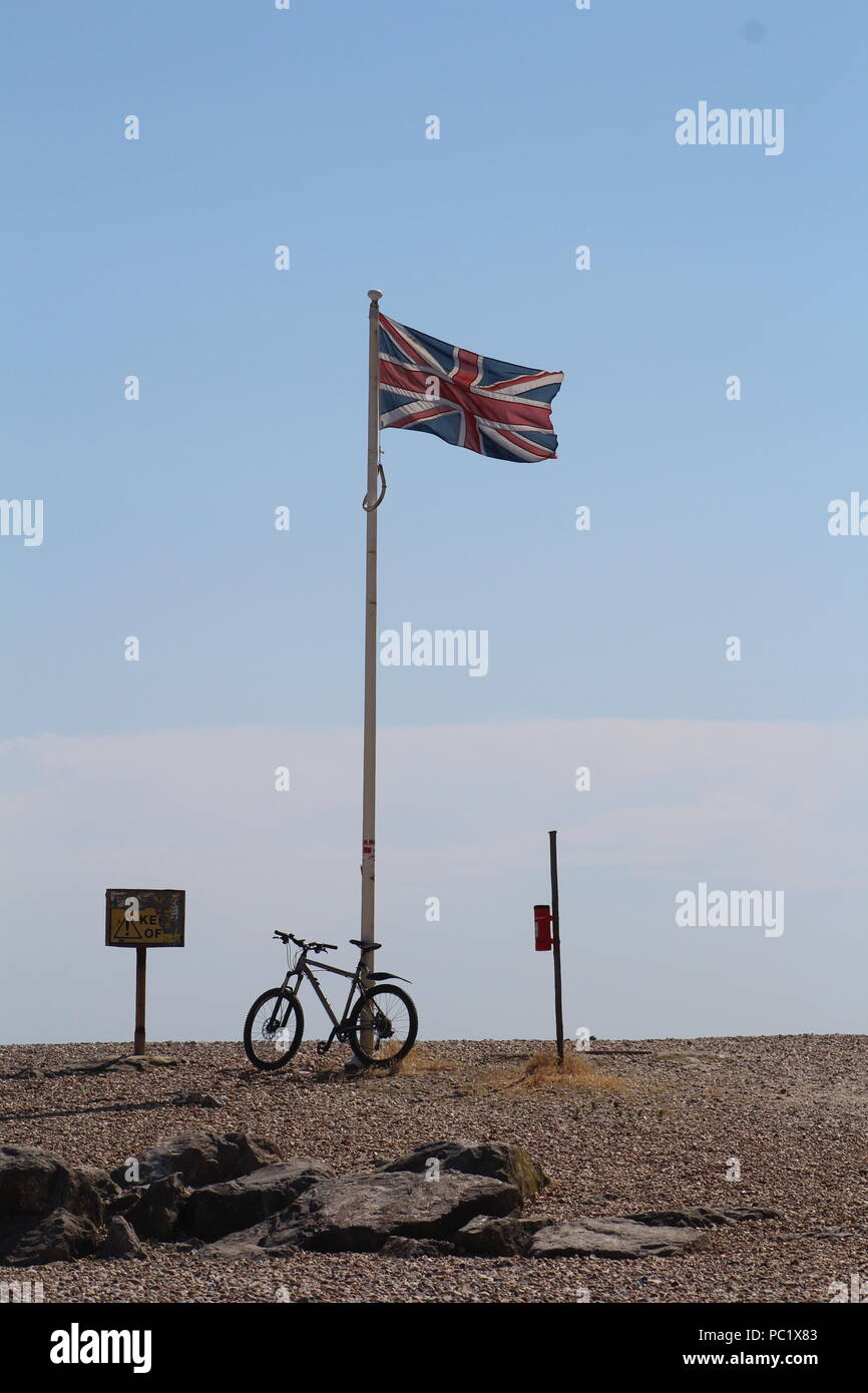 Der britische Union Jack Flagge an einem Kieselstrand Stockfoto