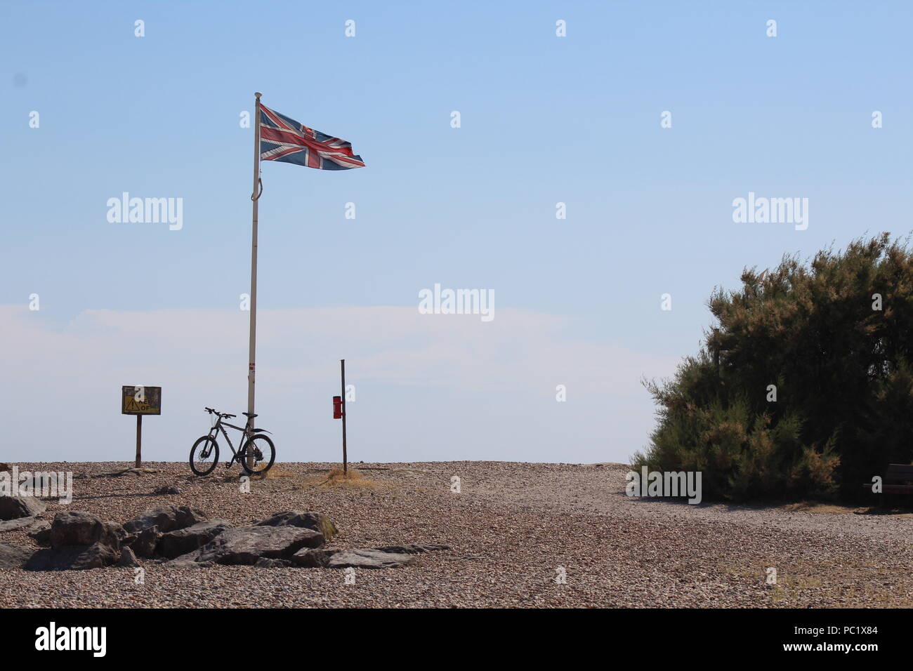 Der britische Union Jack Flagge an einem Kieselstrand Stockfoto