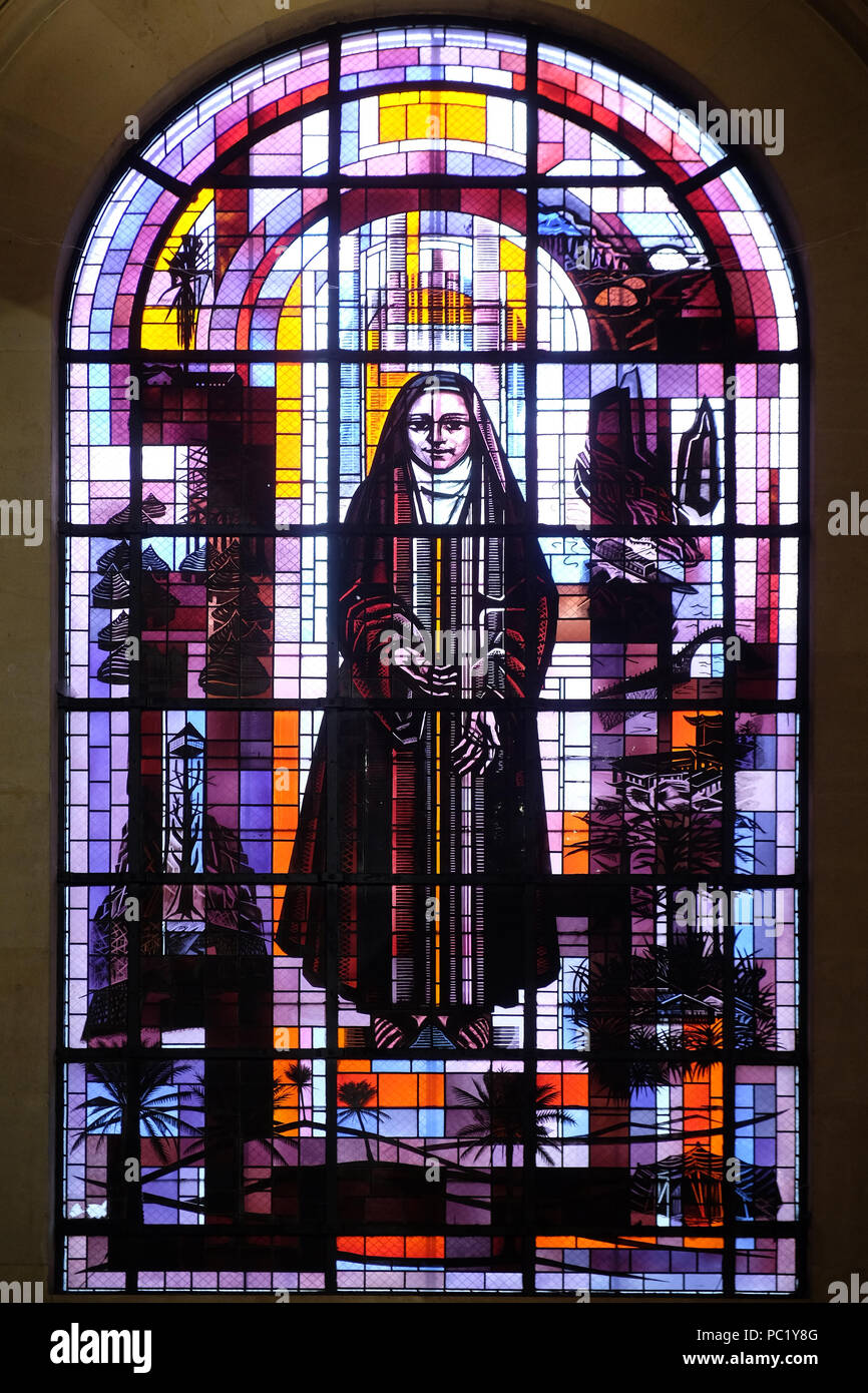 Der heiligen Teresa vom Kinde Jesu, Glasfenster in der Kirche des Hl. Franz Xaver in Paris, Frankreich Stockfoto