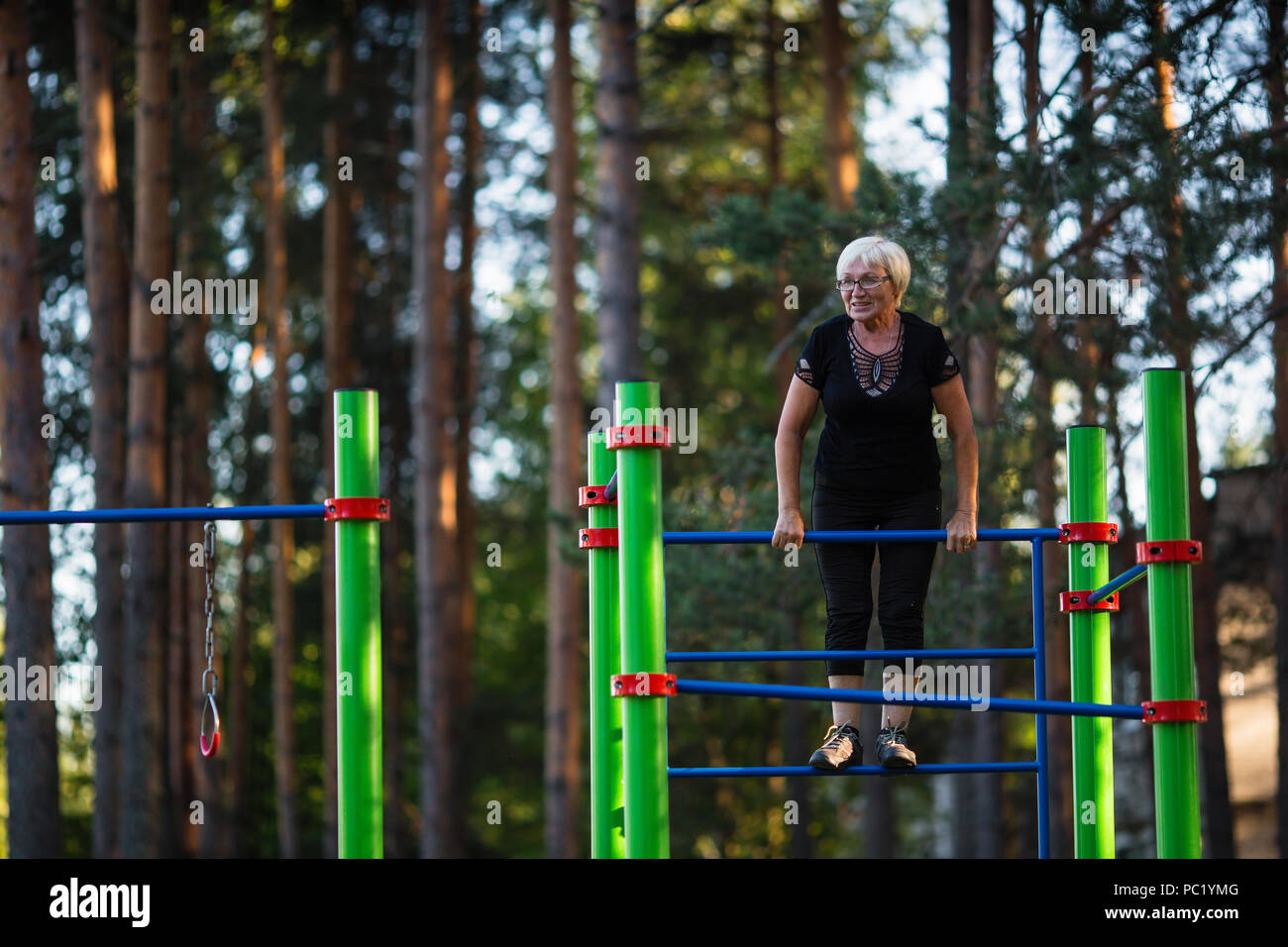 Reife Frau auf dem Sport Spielplatz. Stockfoto