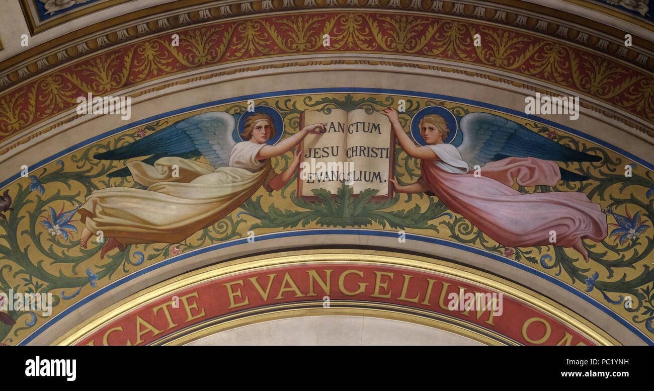 Zwei Engel unterstützt das Buch der Evangelien von Romain Cazes, der Bogen über dem Altar der St. Francis Xavier's Kirche in Paris, Frankreich Stockfoto