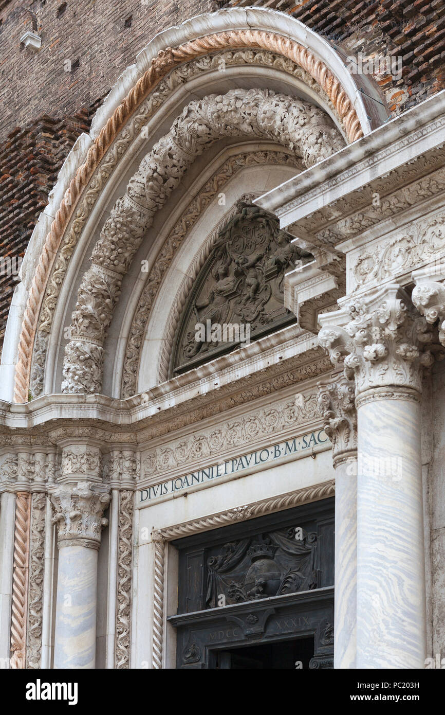 Portal der Basilika di San Giovanni e Paolo, Venedig Stockfoto