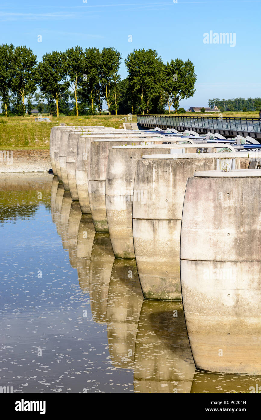 Ansicht der Betonpfeiler, die die Schleusen des hydraulischen Damm auf der Couesnon Fluss vor Mont Saint-Michel tidal Island, Frankreich. Stockfoto