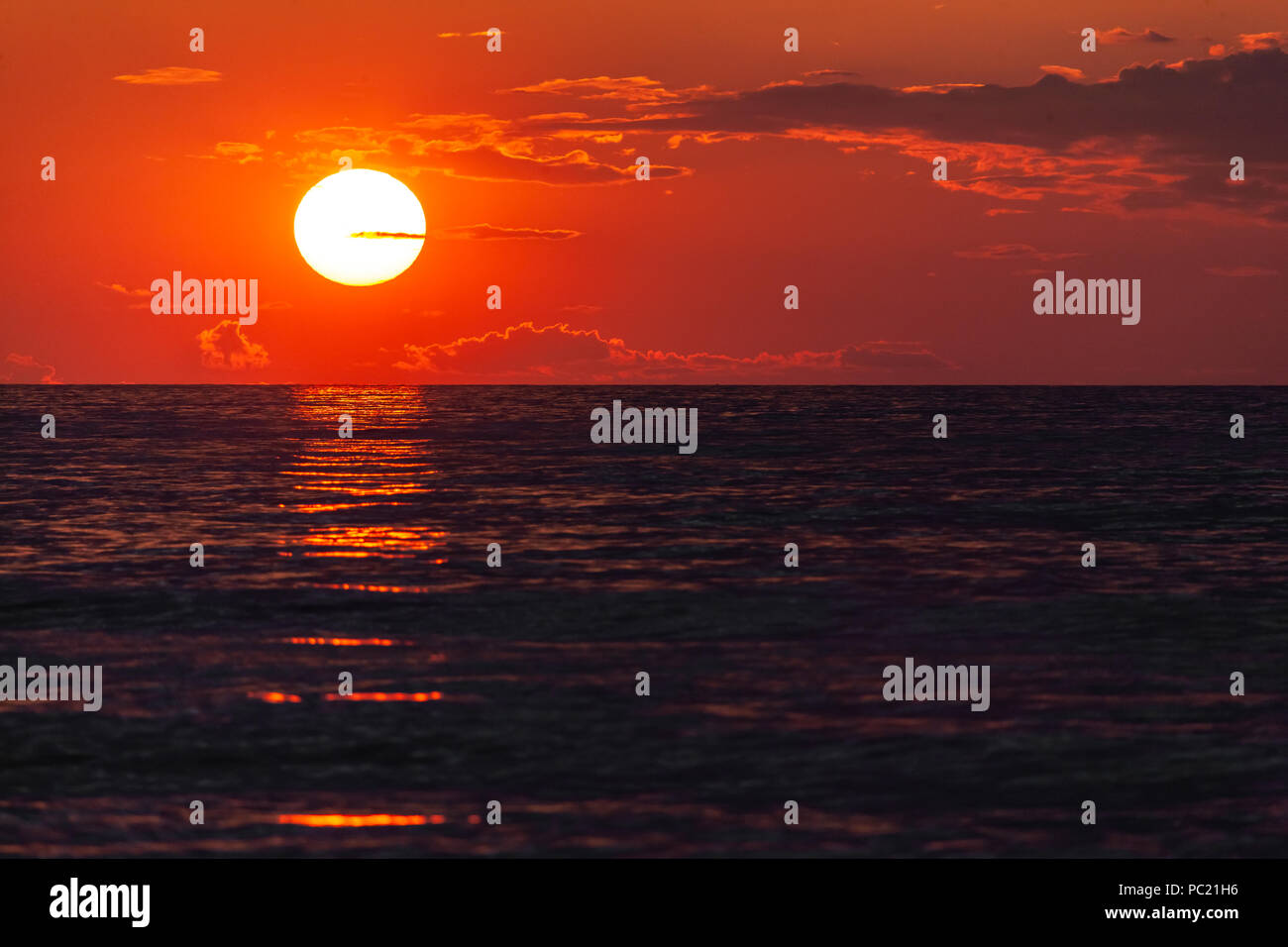 Eine weitere spektakuläre Sonne hinter dem Horizont aus der Küstenlinie von Grand Bend einstellen. Entlang der östlichen Küste des Lake Erie entfernt, Stockfoto