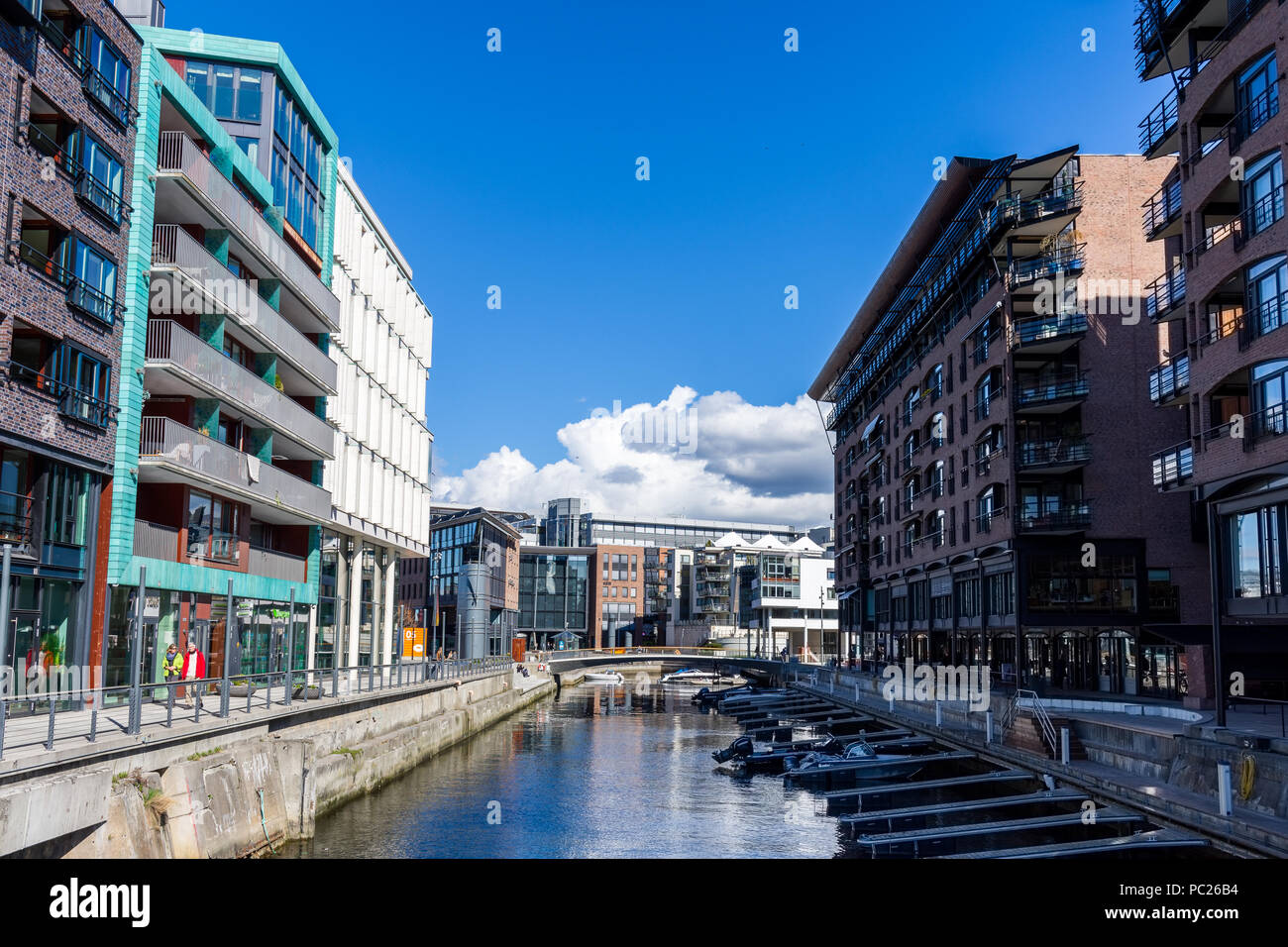 Typisches Beispiel für skandinavische Architektur in der Aker Brygge in Oslo, Norwegen Stockfoto