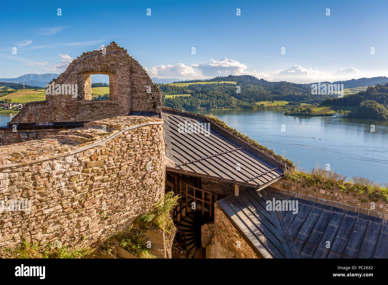 Castle lake in czorsztyn poland Fotos und Bildmaterial in hoher