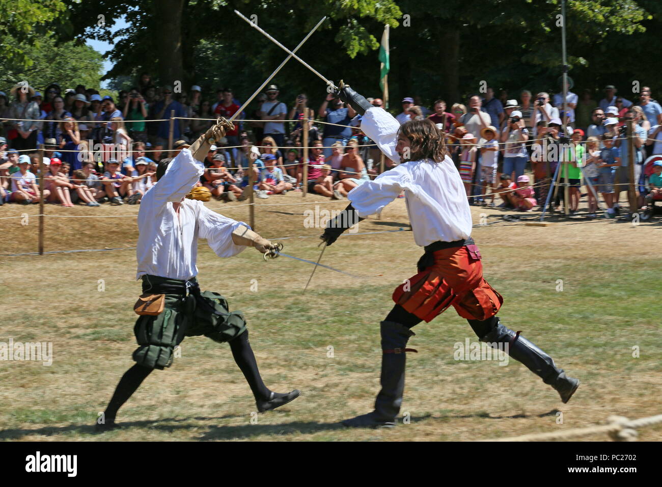 Demonstration von Schwertkampf, Tudor Joust, Hampton Court Palace, East Molesey, Surrey, England, Großbritannien, USA, UK, Europa Stockfoto