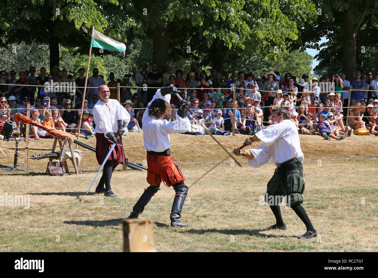 Demonstration von Schwertkampf, Tudor Joust, Hampton Court Palace, East Molesey, Surrey, England, Großbritannien, USA, UK, Europa Stockfoto