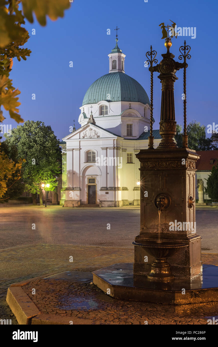St. Kasimir Kazimierz Kirche und im Vordergrund bei Nacht Stockfoto