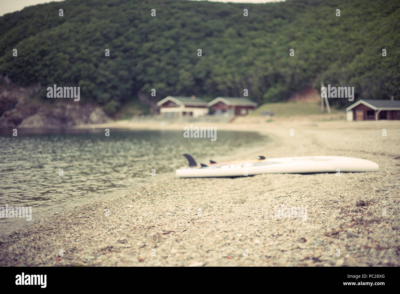 Defokussieren seashore Sommer Landschaft monochrom Natur Wasser Pebble Hill Bay. Der natürliche Hintergrund des Meeres Stockfoto