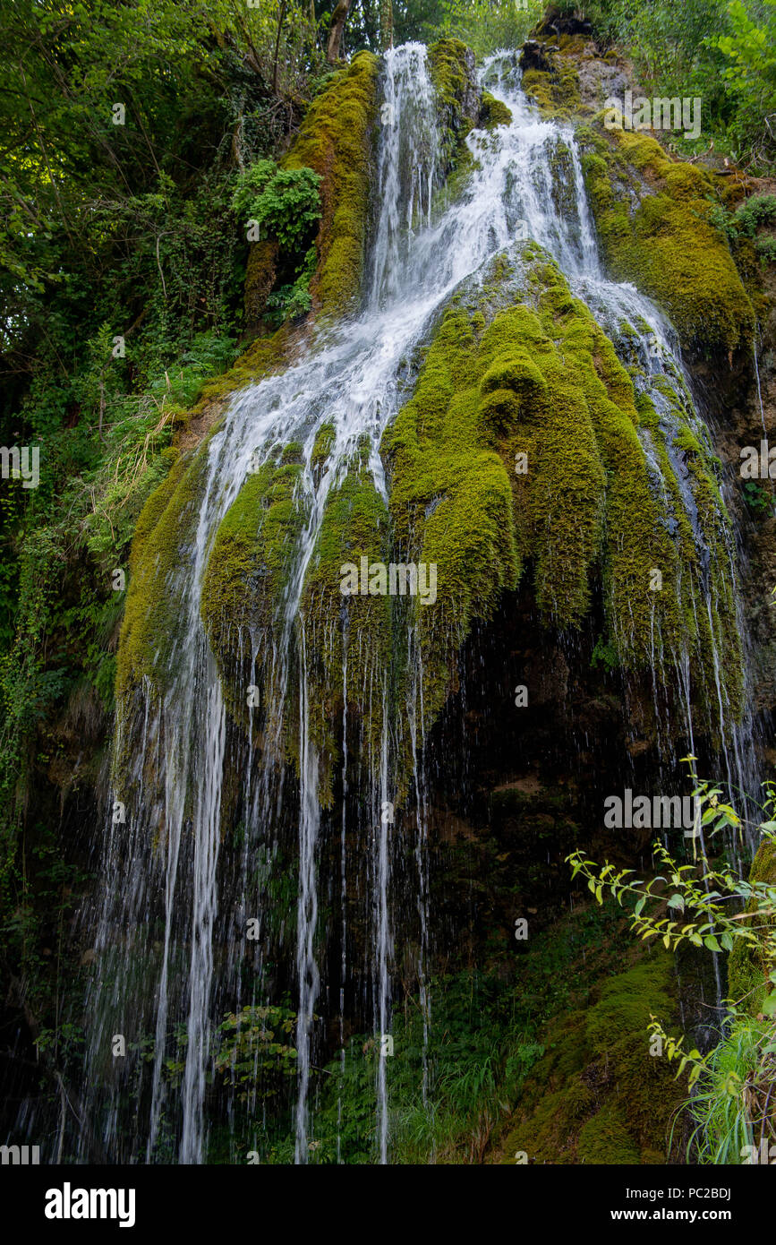 Quelle von Wasser, das einen Wasserfall Stockfoto