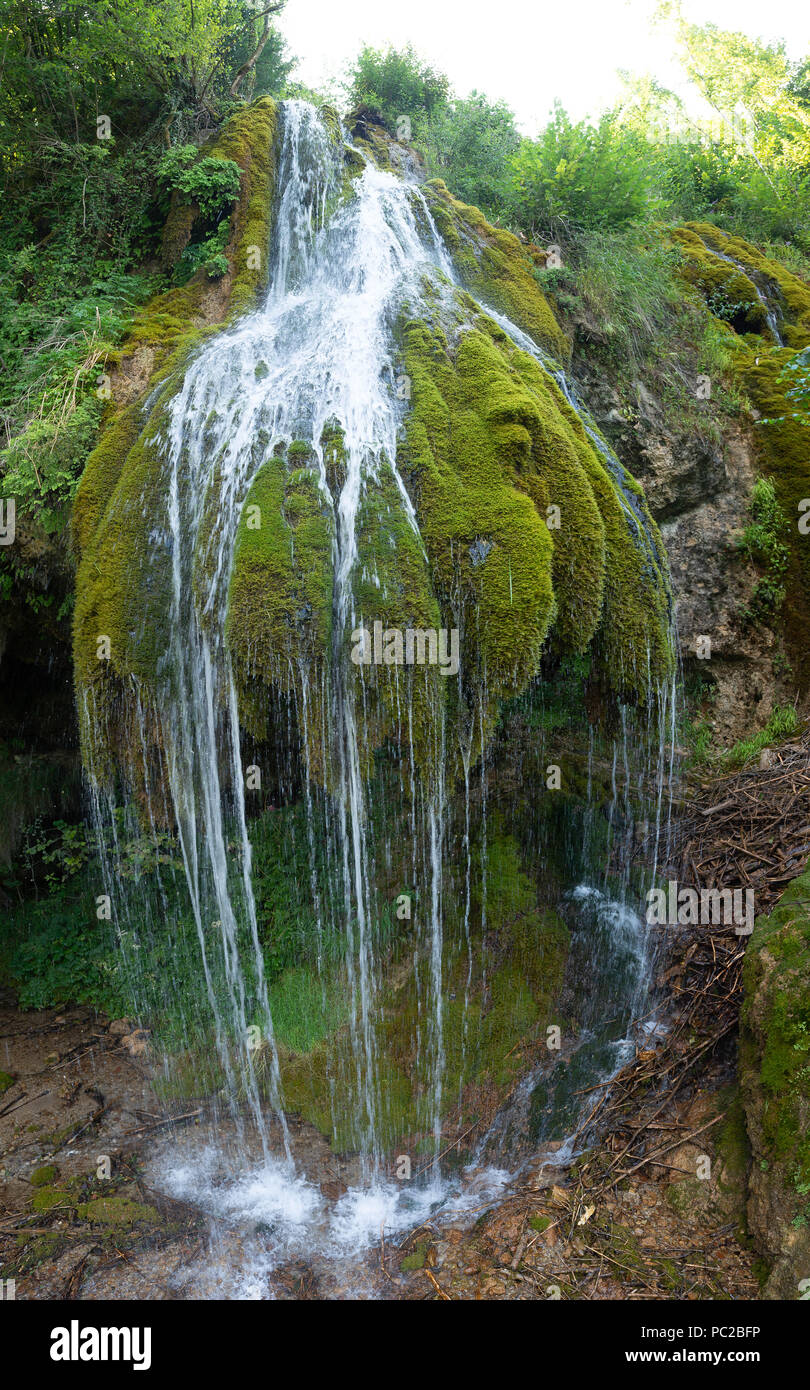 Quelle von Wasser, das einen Wasserfall Stockfoto