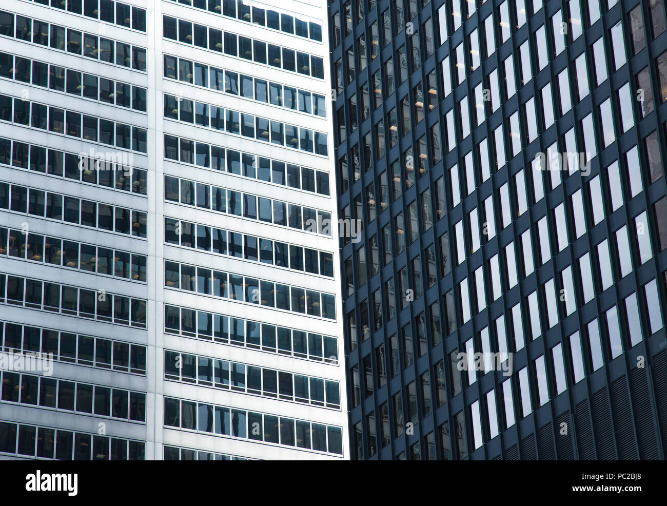 Moderne blaue und schwarze Wolkenkratzer aus Glas mit Vorderansicht in New York Stockfoto