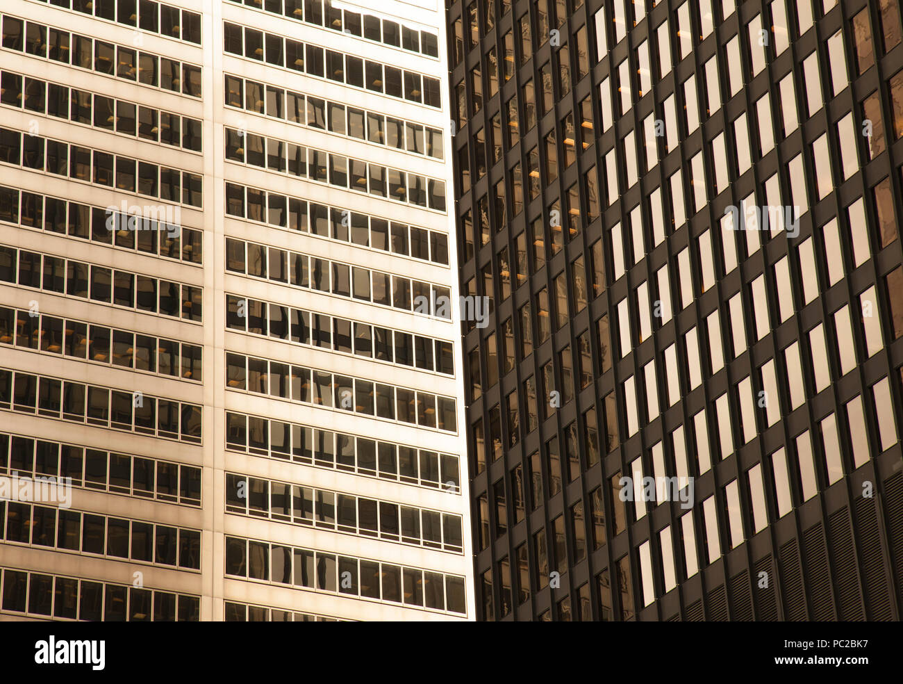 Goldene moderne Glaskratzer mit Vorderansicht in New York Stockfoto