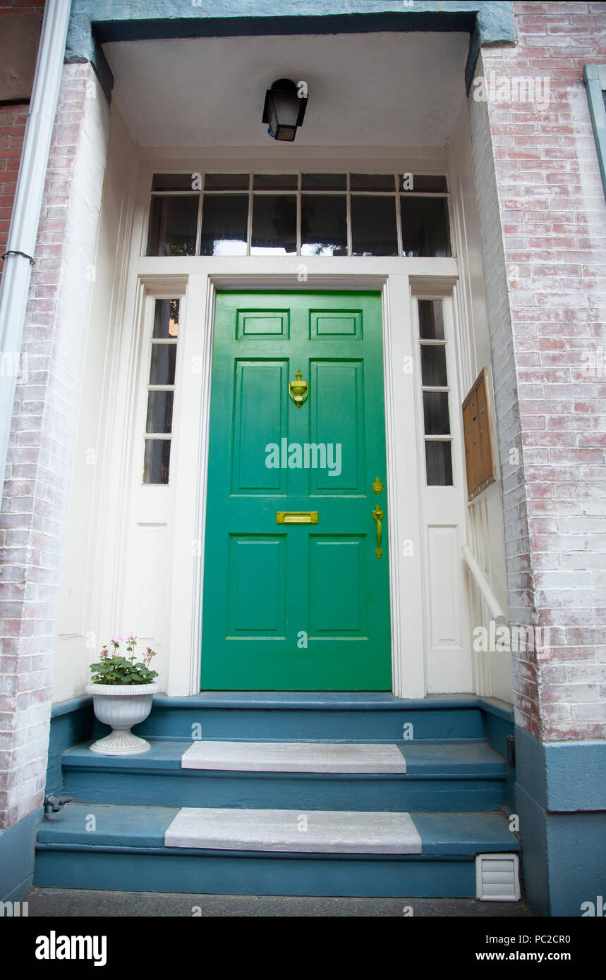 Vordere blaue Holztür, Teil eines Hauses in Boston, Vereinigte Staaten Stockfoto