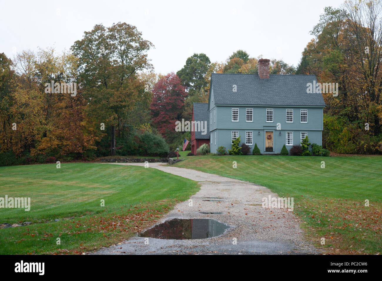Blaues Haus auf dem Land, Massachusetts, USA Stockfoto