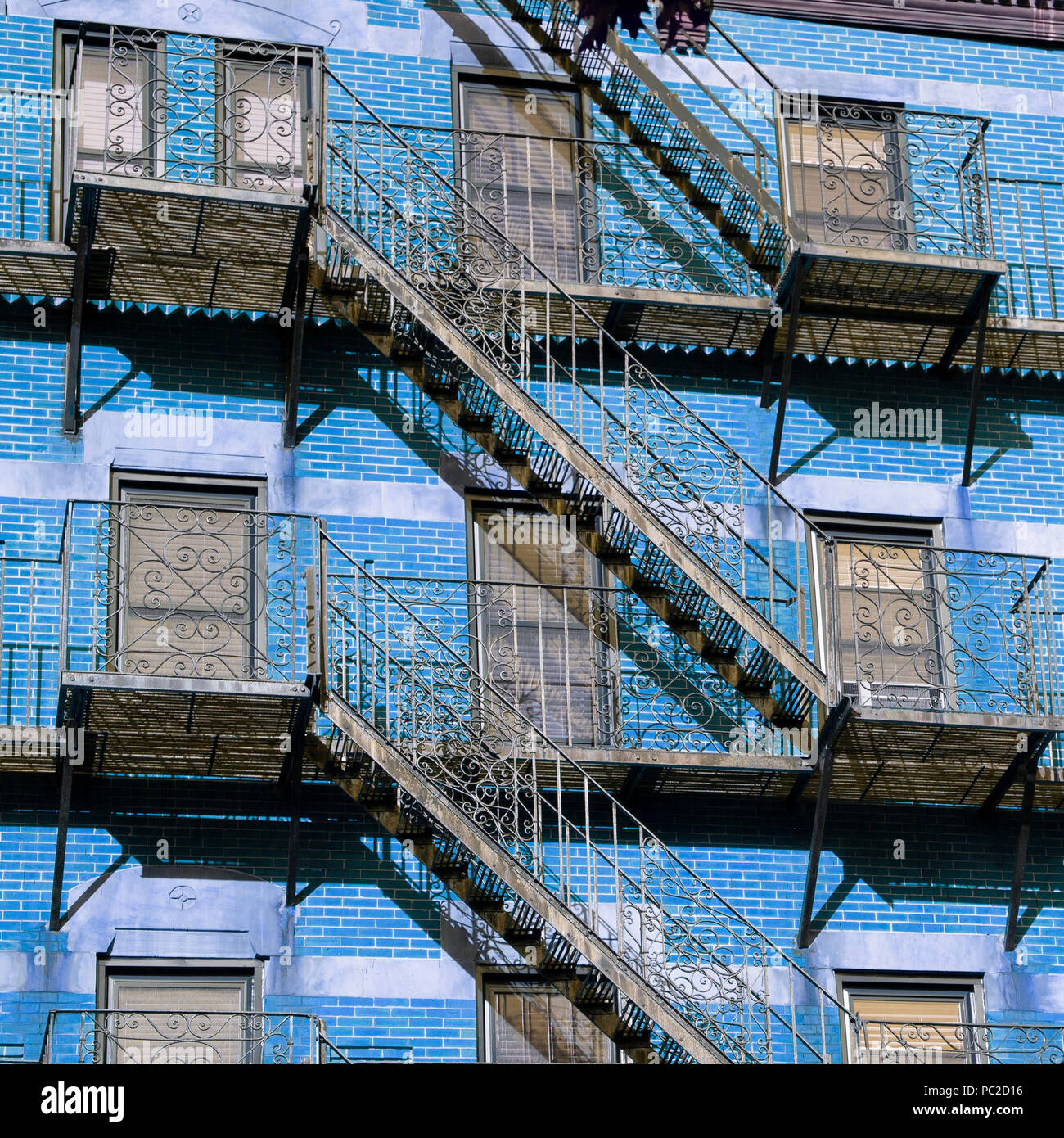 Abstraktes Gebäude aus blauem Backstein in Boston, USA Stockfoto