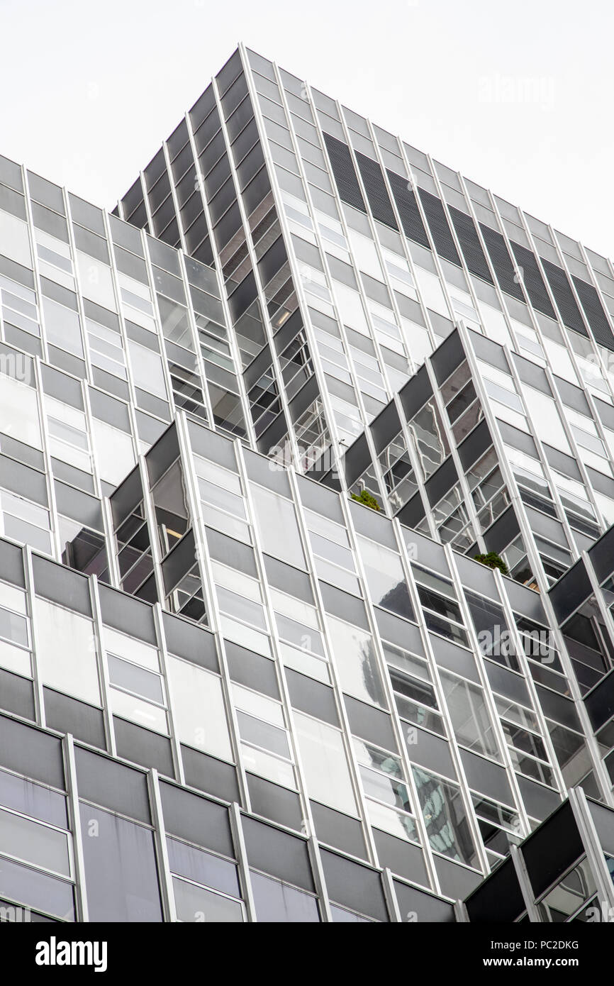 Bürogebäude aus schwarzem und weißem Glas, Blick nach oben in New York Stockfoto
