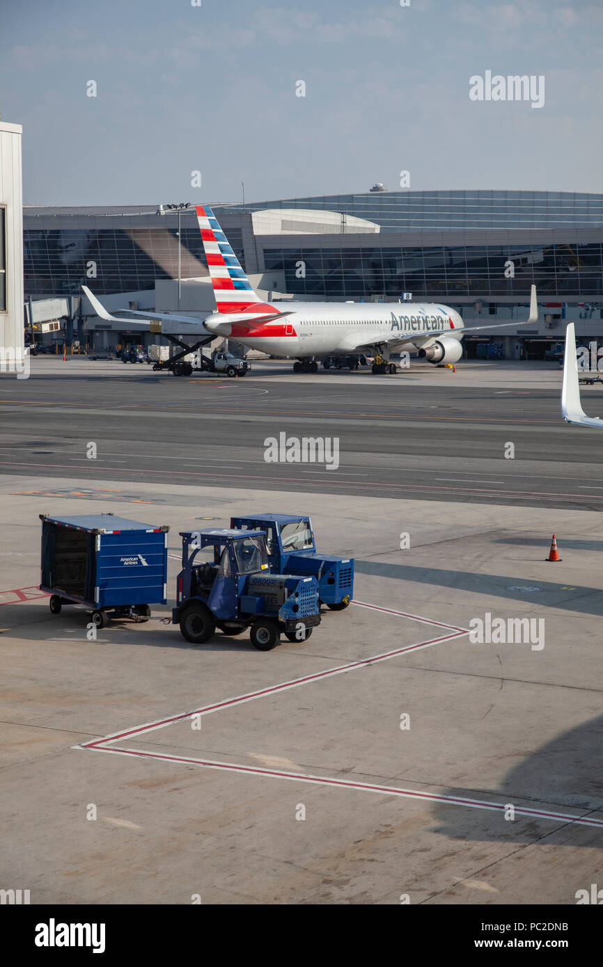 Flugzeug der amerikanischen Fluggesellschaft am Flughafen New York Stockfoto