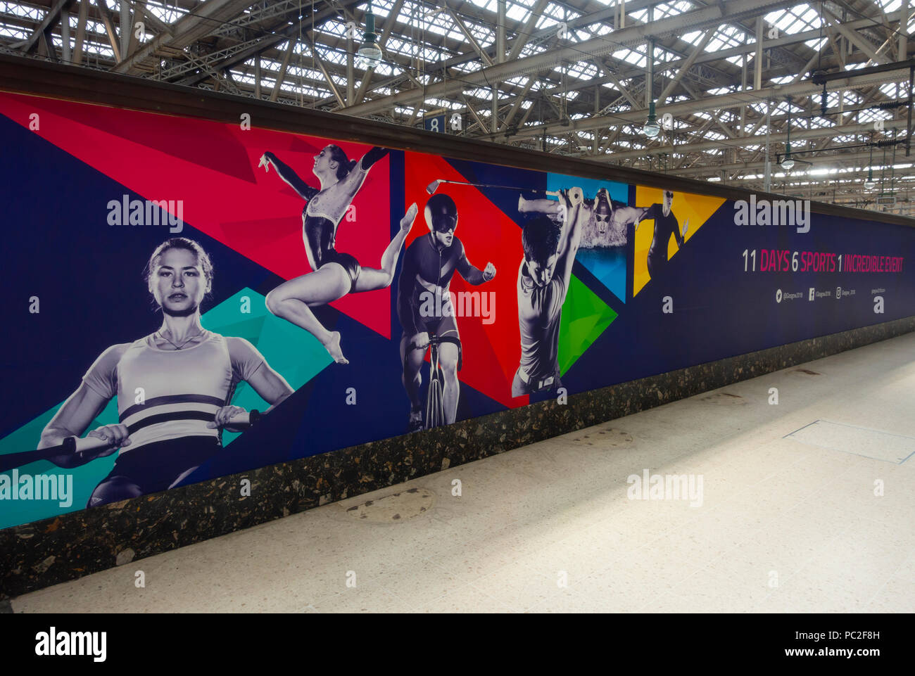 Lange Banner in Glasgow Central Station zur Förderung der europäischen Meisterschaften, Glasgow 2018, ein multi-Sport Event in der Stadt veranstaltet. Stockfoto