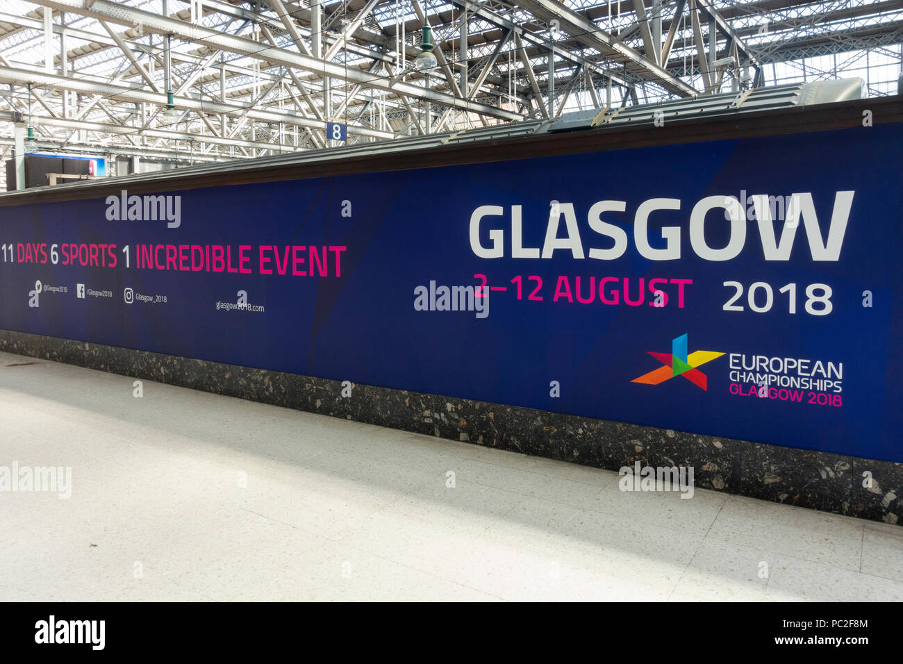 Lange Banner in Glasgow Central Station zur Förderung der europäischen Meisterschaften, Glasgow 2018, ein multi-Sport Event in der Stadt veranstaltet. Stockfoto