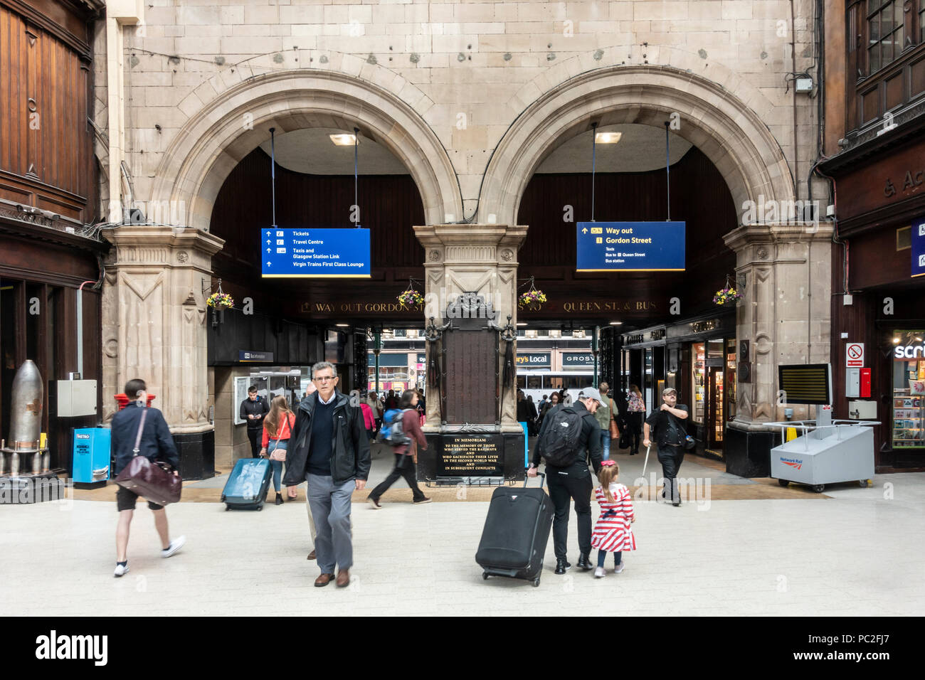 Die Passagiere betreten und verlassen Glasgow Central Station die Twin Bögen, die zu Gordon Street im Zentrum der Stadt. Schottland, Großbritannien Stockfoto