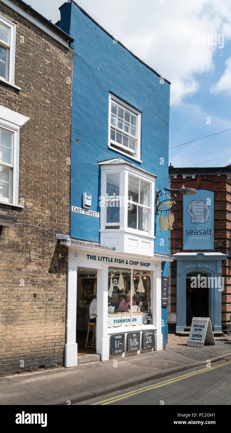 Eine historische Fisch und Chip Shop, ein Café und ein Fischgeschäft in der Stadt am Meer, Southwold, Suffolk UK Stockfoto
