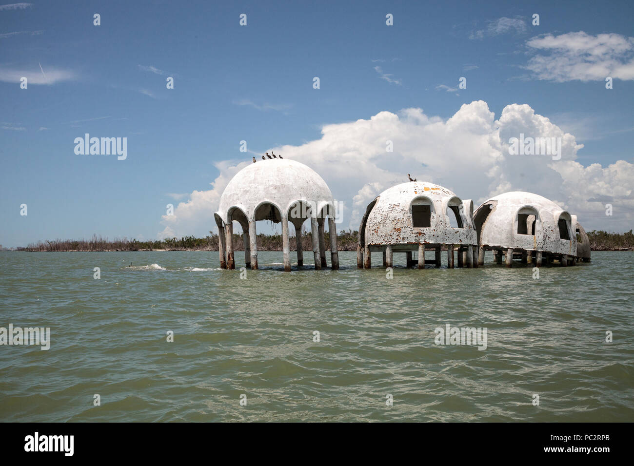 Blauer Himmel über dem Cape Romano Dome House Ruinen in der Golfküste von Florida Stockfoto