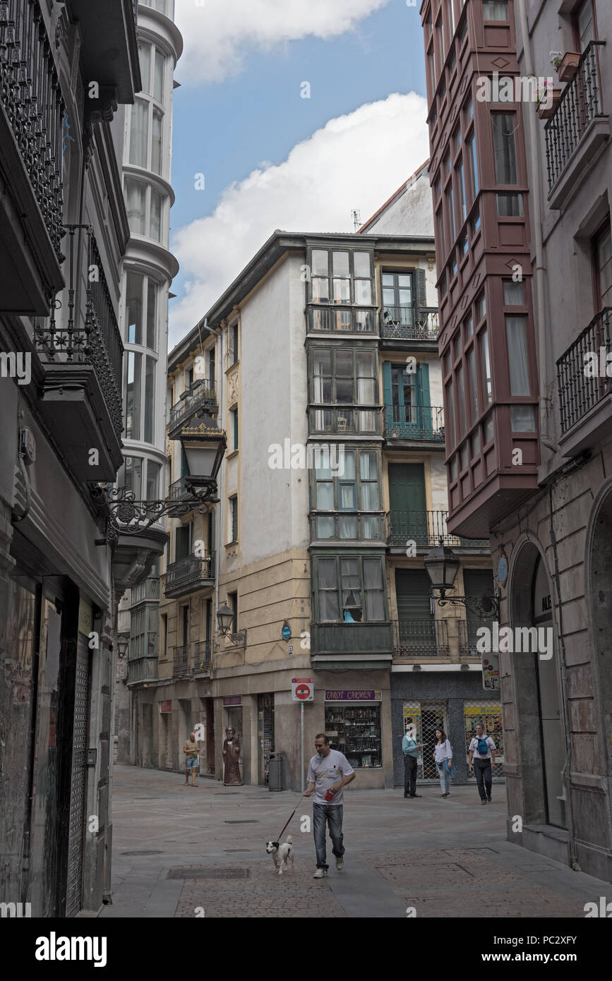 Die Menschen in den schmalen Gassen der historischen Altstadt von Bilbao, Spanien Stockfoto