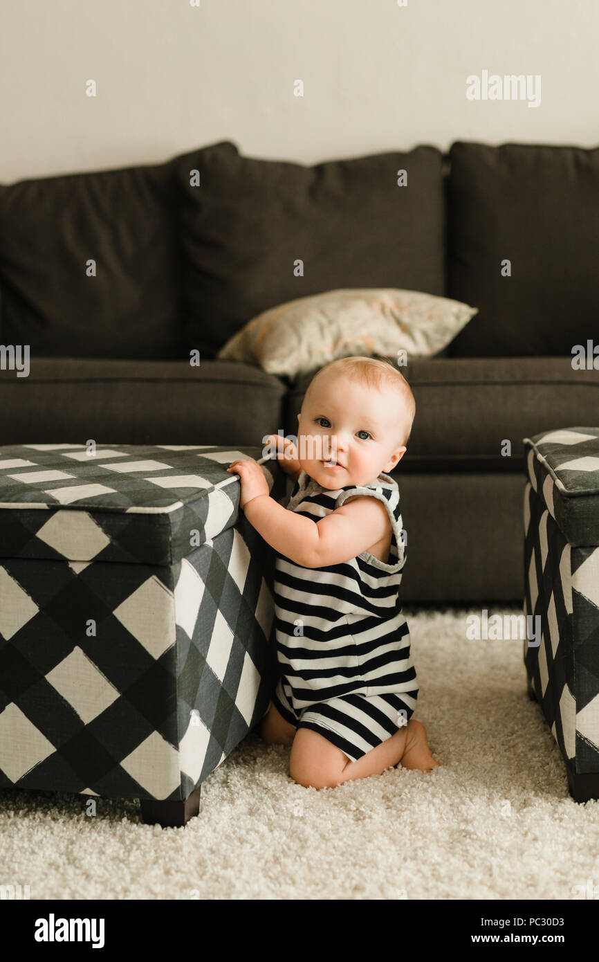 Cute Baby Boy spielt zu Hause Stockfoto