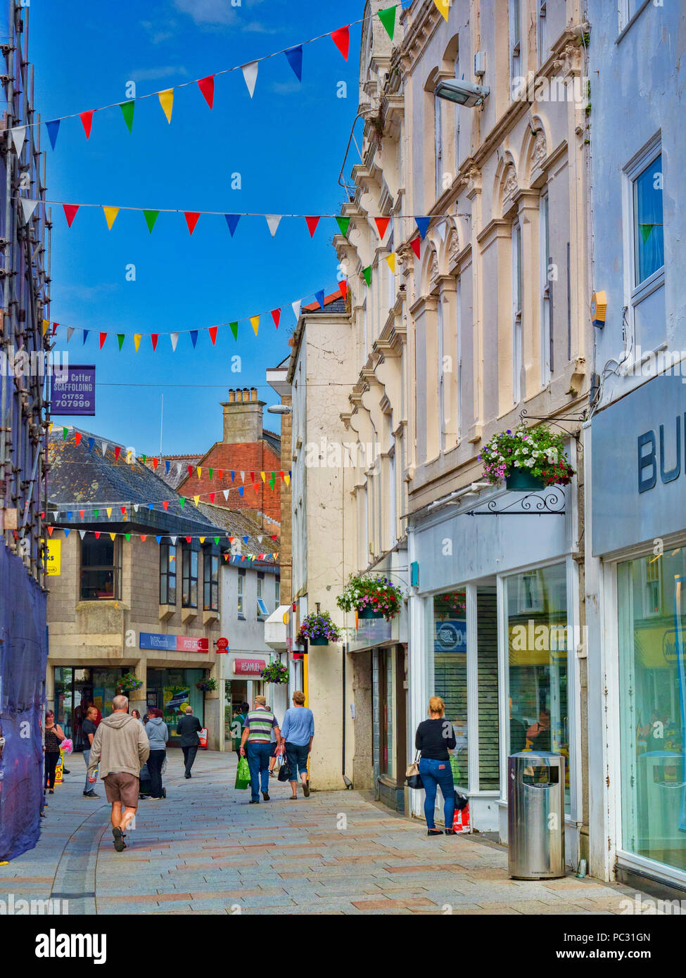11. Juni n 2018: St Austell, Cornwall, Großbritannien - Menschen einkaufen in Fore Street. Stockfoto