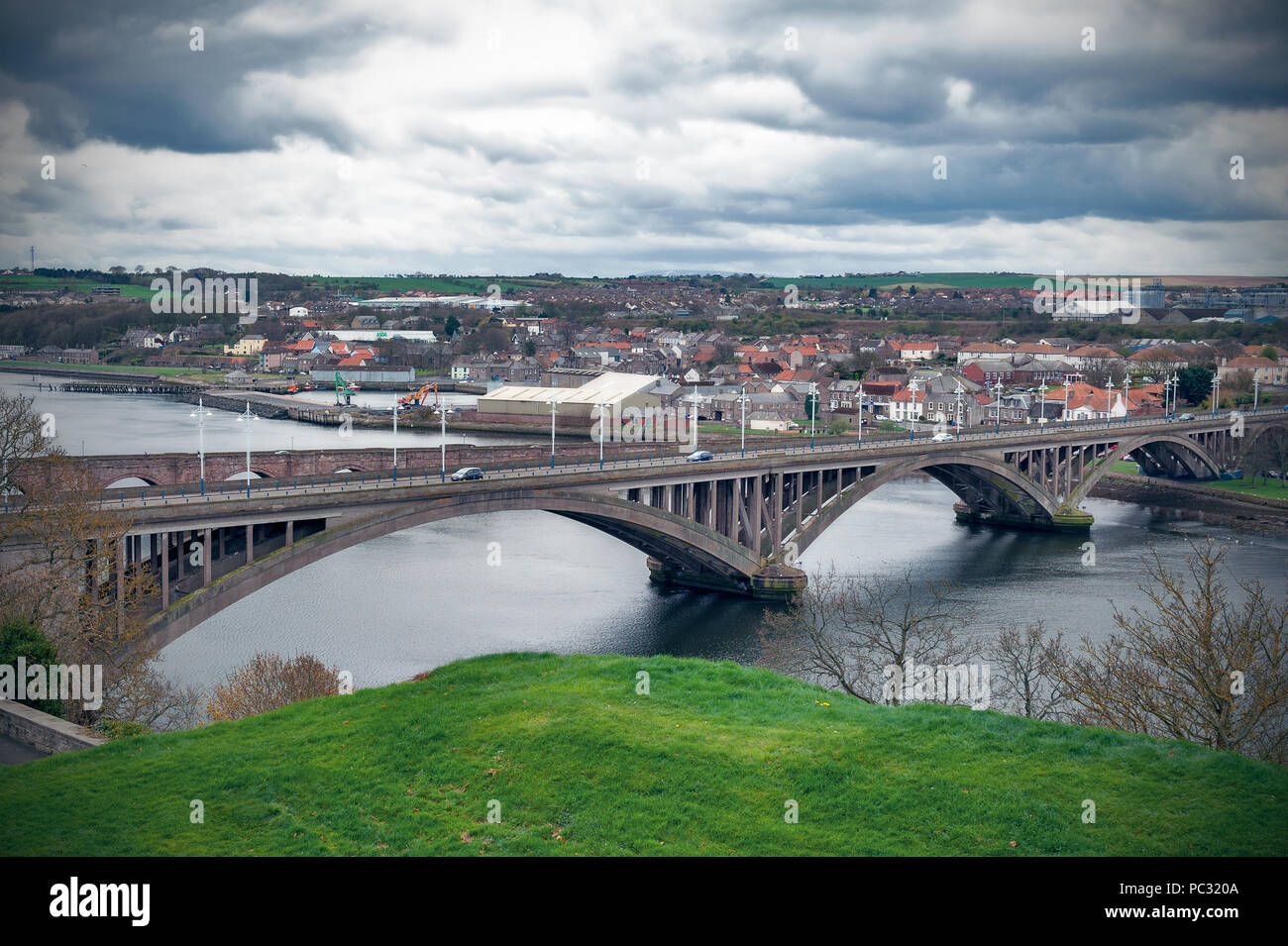 Royal Tweed Brücke, die Brücke über den Fluss Tweed zwischen Berwick-upon-Tweed und Tweedmouth in Northumberland, England, Großbritannien Stockfoto