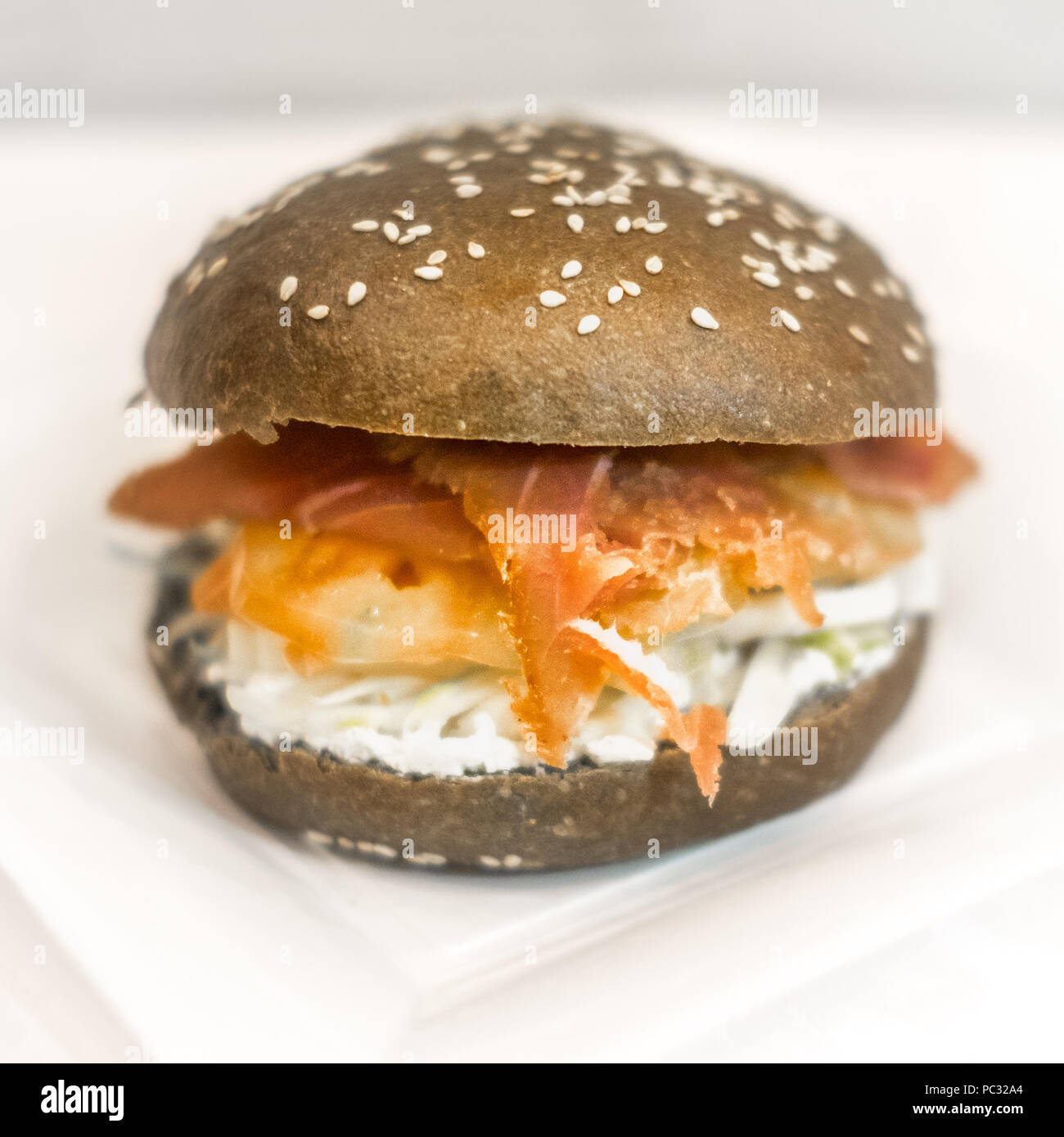 Sandwich Scheiben von rohem Thunfisch und Käse Stockfoto