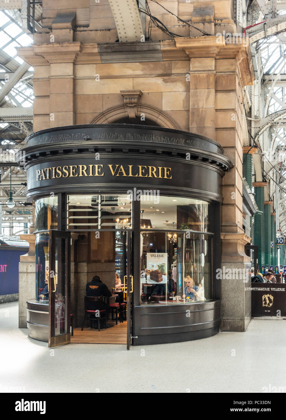 Von außen, und Kunden in der Patisserie Valerie Konditorei cafe in Glasgow Central Station. Stockfoto