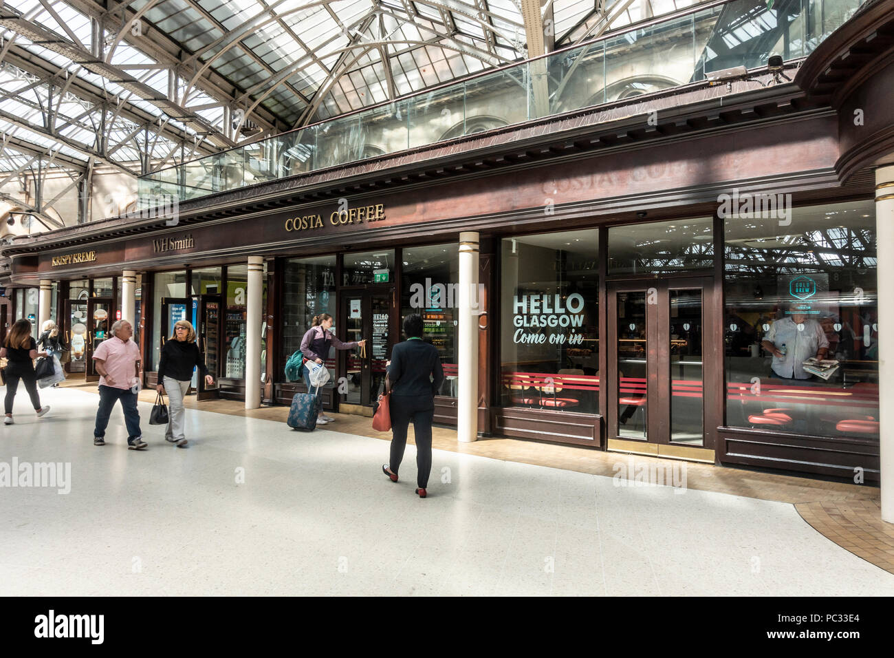 Halle von Glasgow Central Station. Kunden wandern in Richtung Costa Coffee, eine andere Richtung Krispy Kreme und Passagiere vorbei gehen. Schottland, Großbritannien. Stockfoto