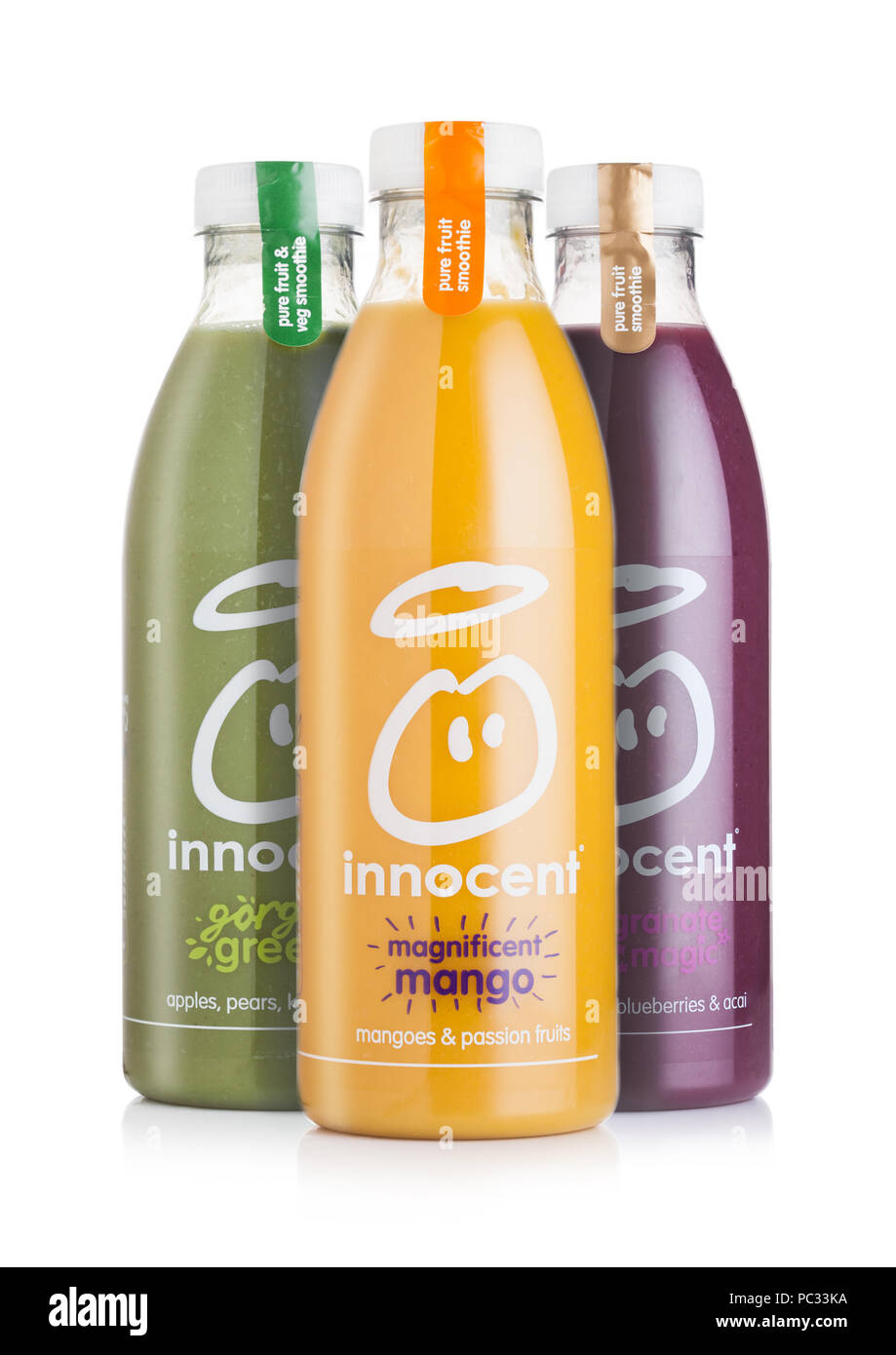 LONDON, Großbritannien - 10 August 2018: Flaschen von Unschuldigen Bio smoothie Fruchtsaft Getränk mit Mango und Birne und Heidelbeeren Geschmack auf Weiß. Stockfoto