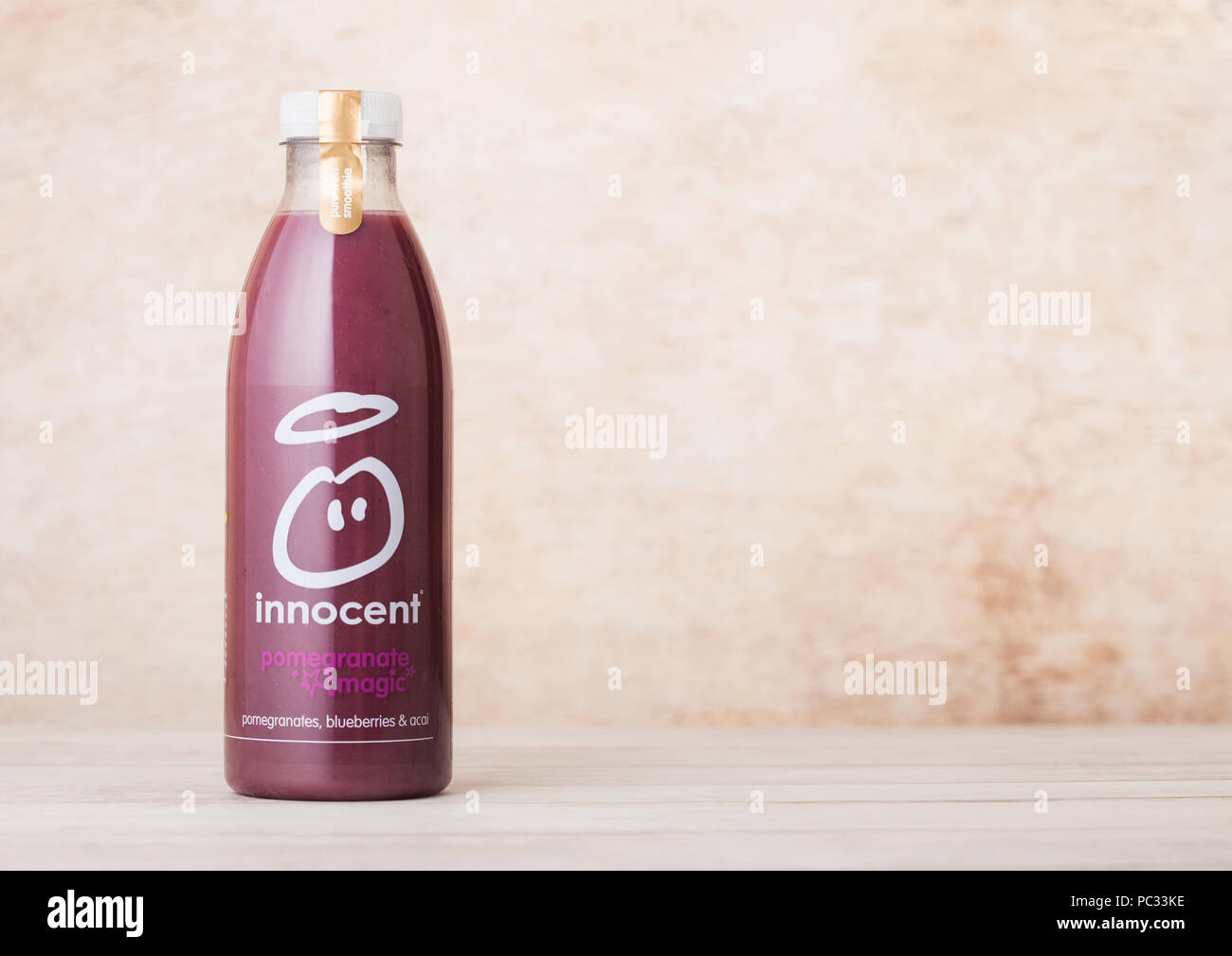 LONDON, Großbritannien - 10 August 2018: Flasche Unschuldige bio Smoothie juice Drink mit Blueberry auf Holz. Stockfoto