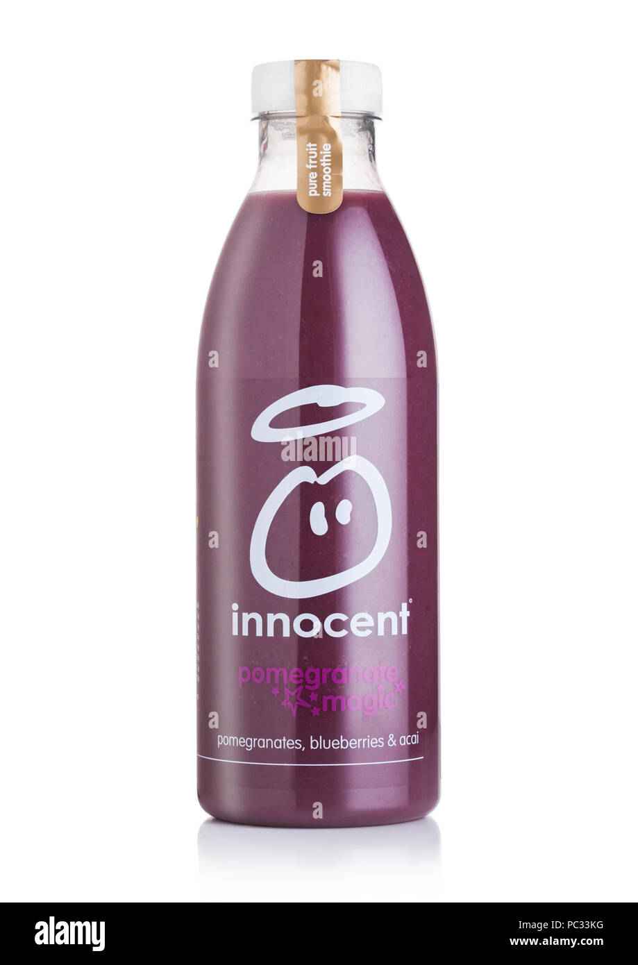 LONDON, Großbritannien - 10 August 2018: Flasche Unschuldige bio Smoothie juice Drink mit Heidelbeeren Geschmack auf Weiß. Stockfoto