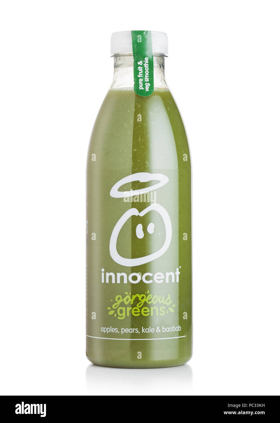 LONDON, Großbritannien - 10 August 2018: Flasche Unschuldige bio Smoothie juice Drink mit Apfel und Birne Geschmack auf Weiß. Stockfoto